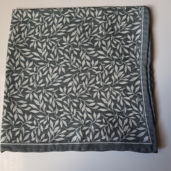 2/$15 Pocket Square Scarf (The Tie Bar) - Picture 1 of 3